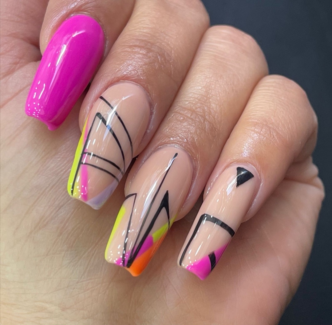 Uñas fucsia con diseño · Perfect Nails